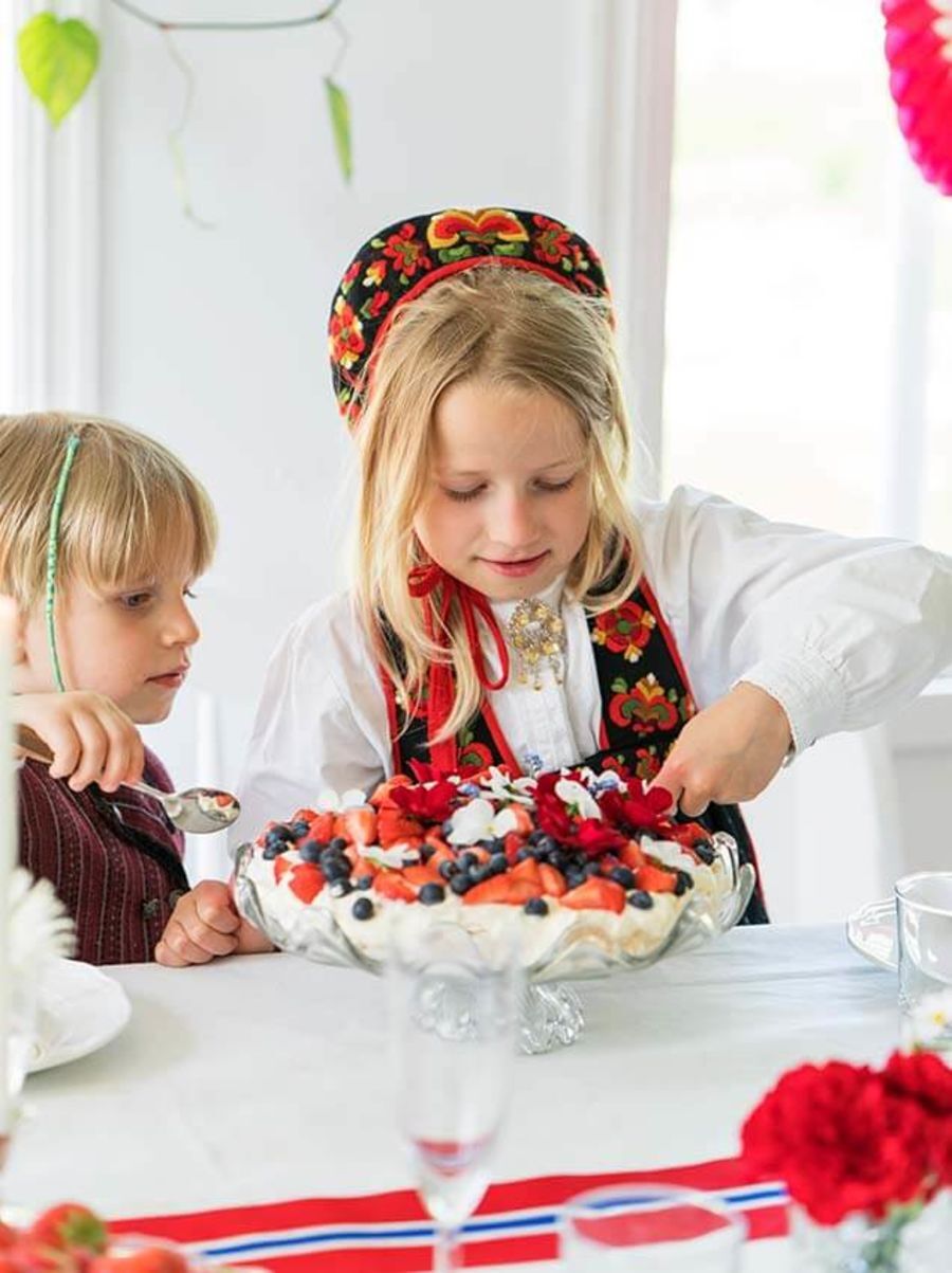 Barn spiser kake 17. mai