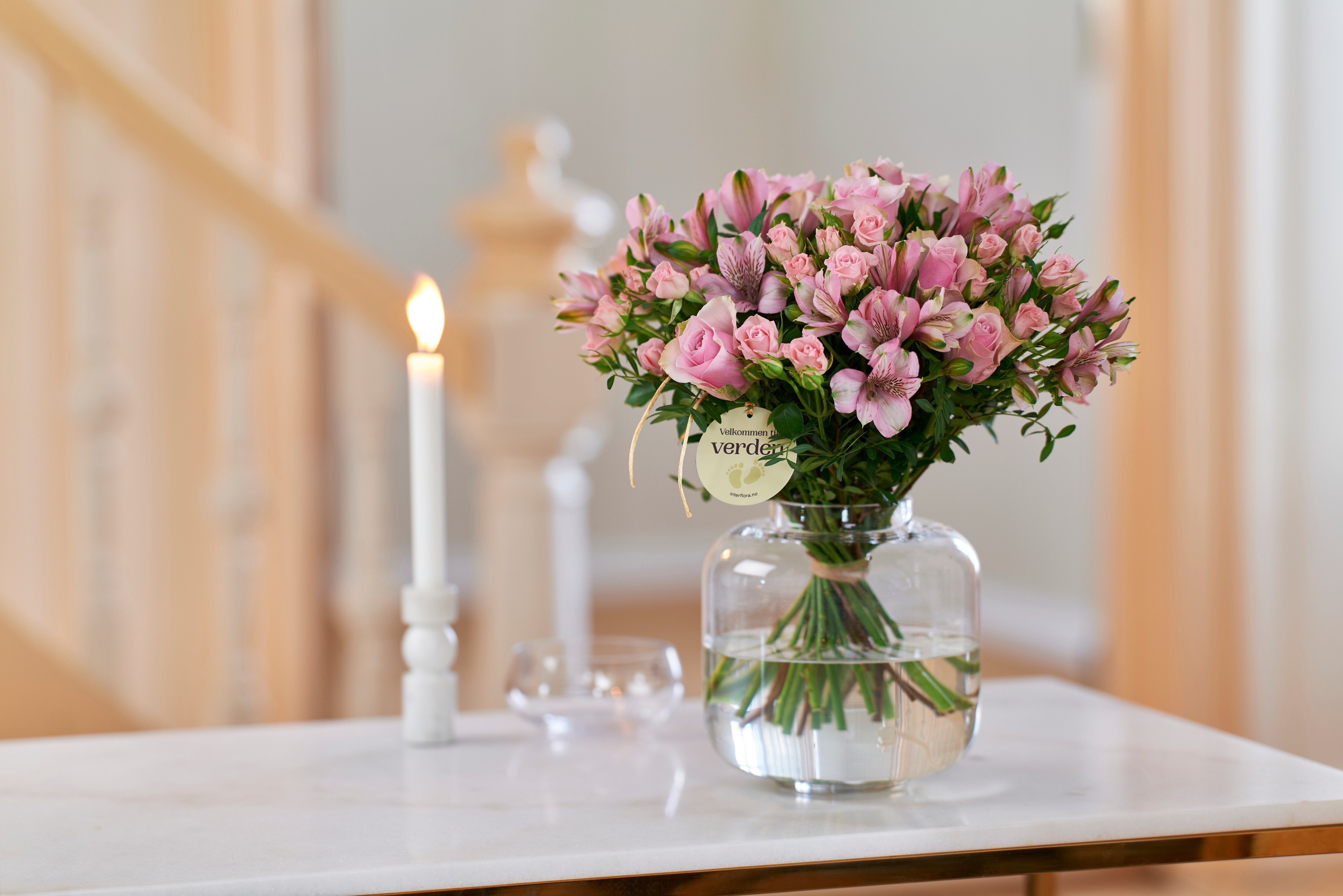 Rosa Alstromeria i en bukett i vase
