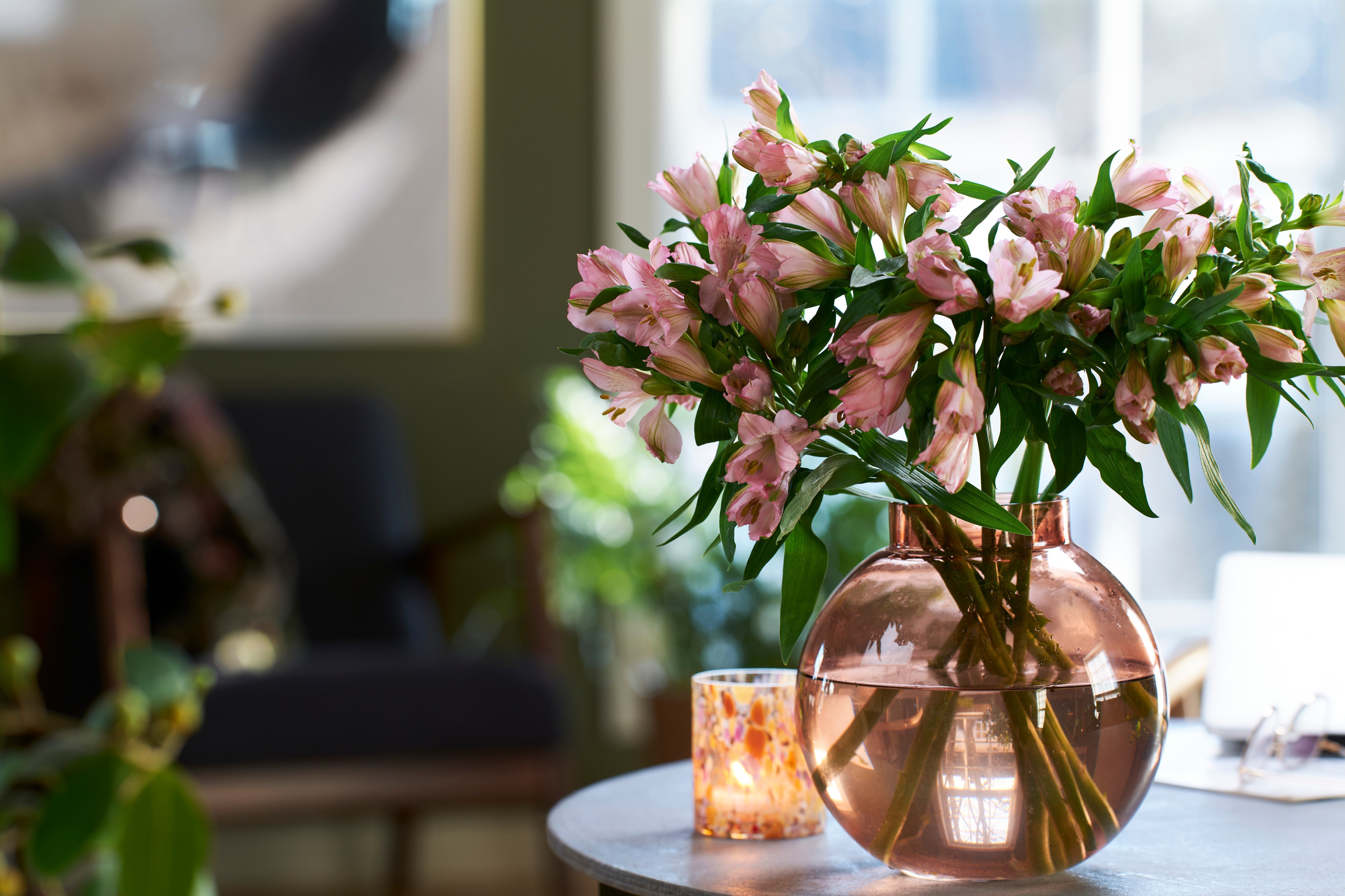 Rosa inkaliljer i vase på bord