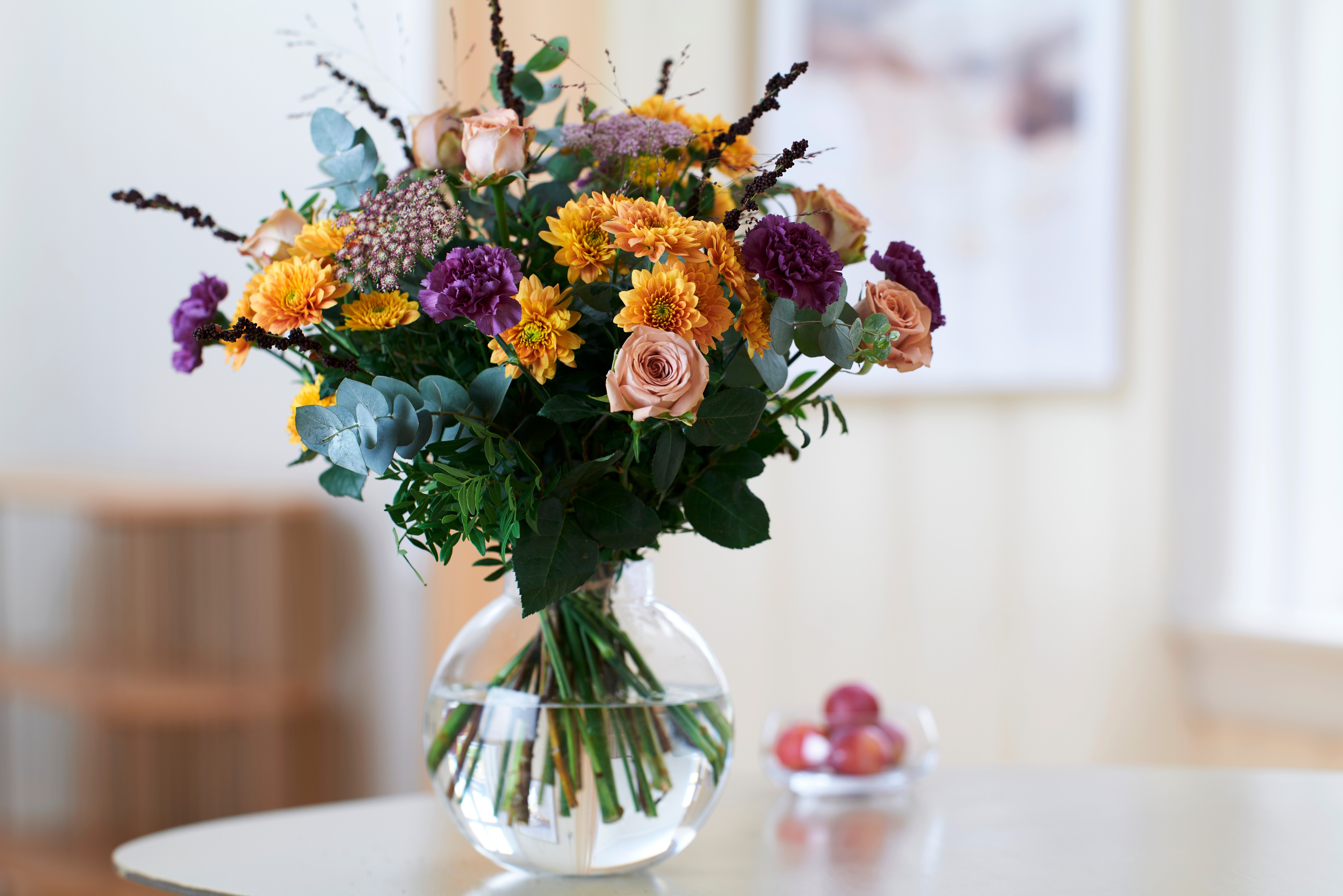 Krysantemum i duse farger i bukett i vase