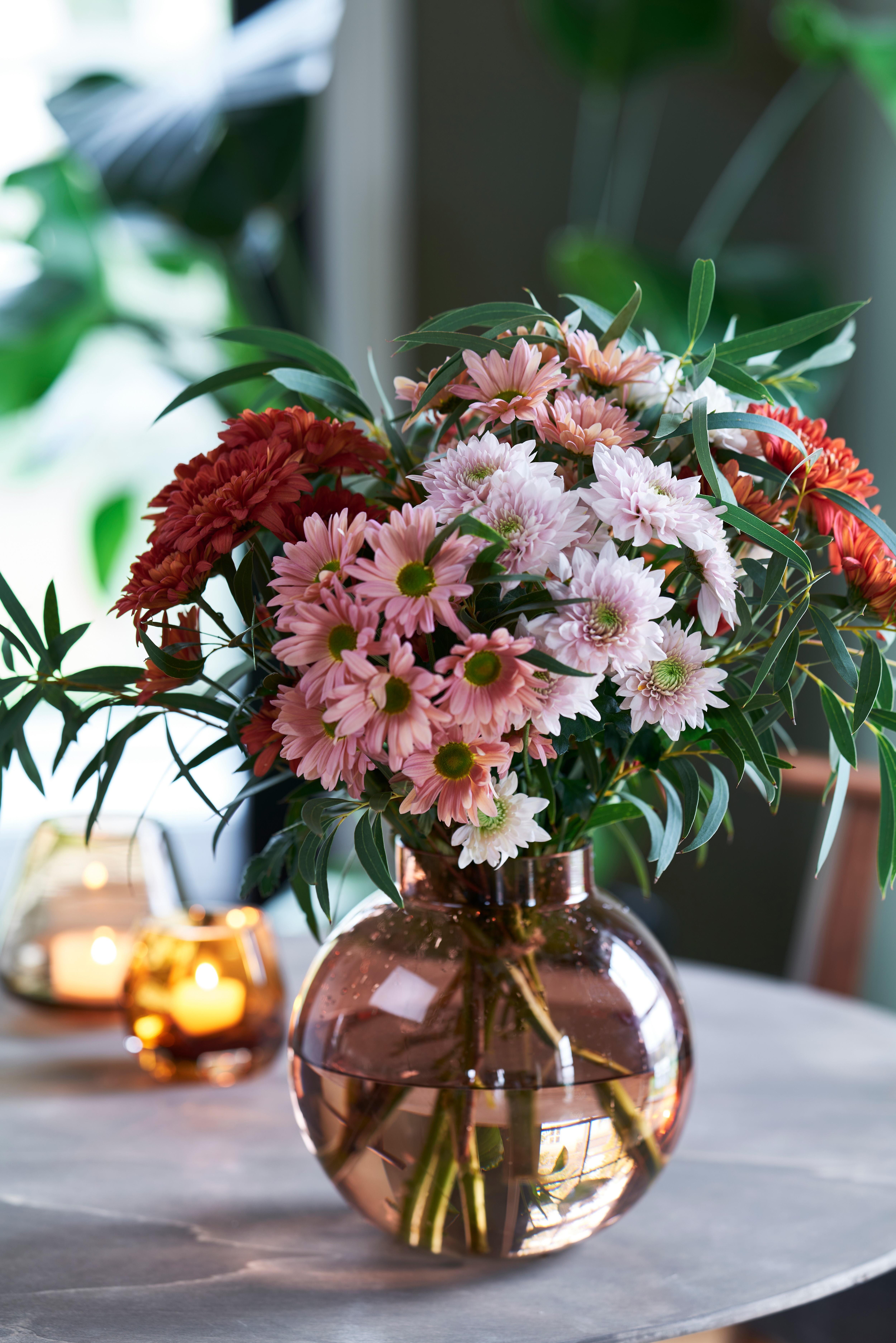 Lilla krysantemum i vase på bord