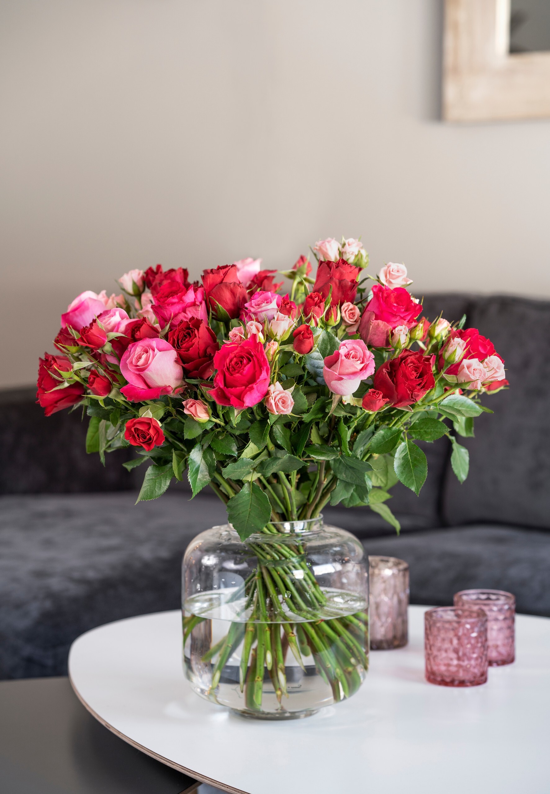 Rosa og røde roser i vase