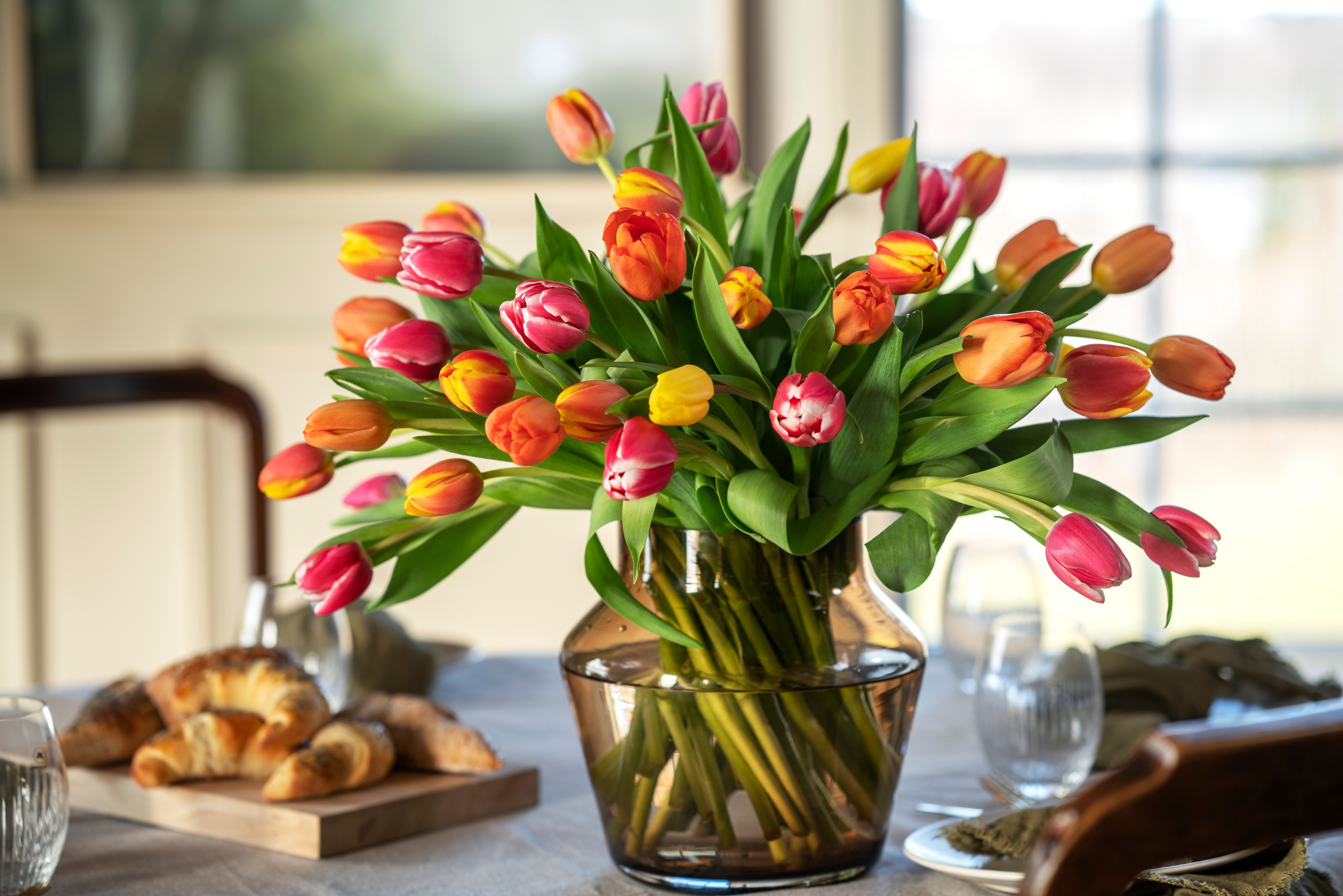 Stor bukett tulipaner i glassvase