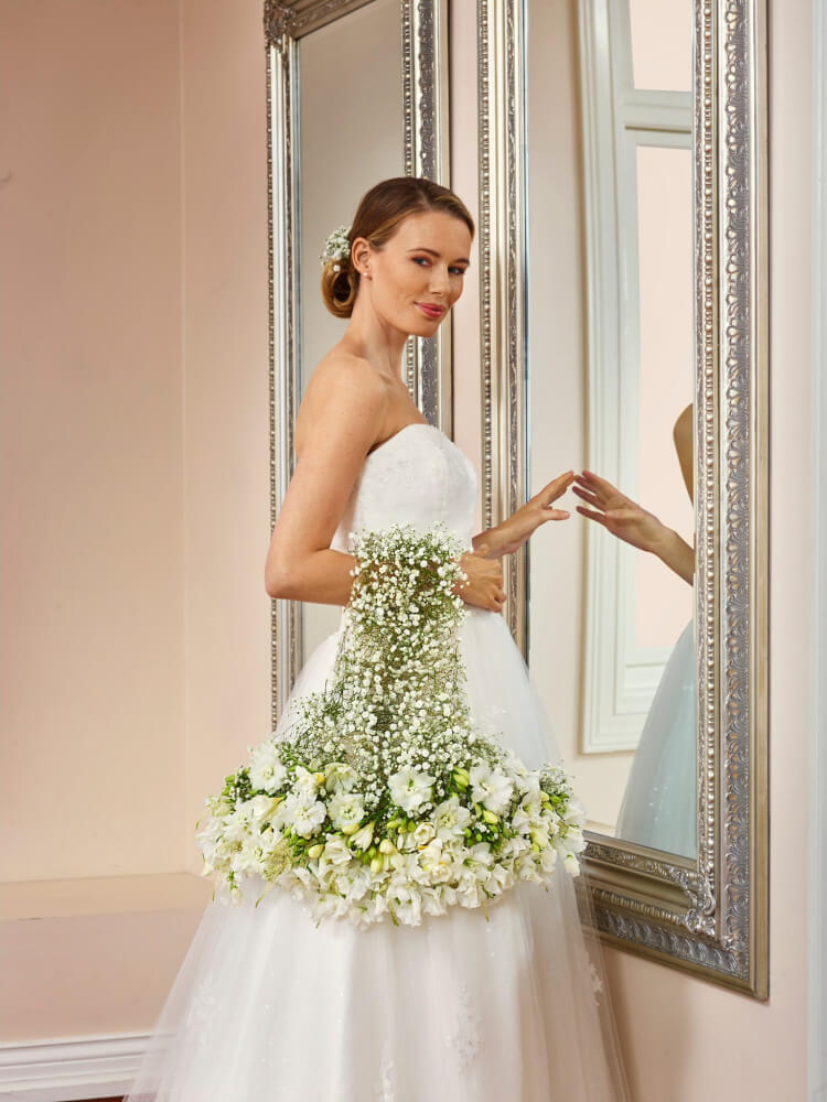 Interflora brudebukett med roser i hvitt