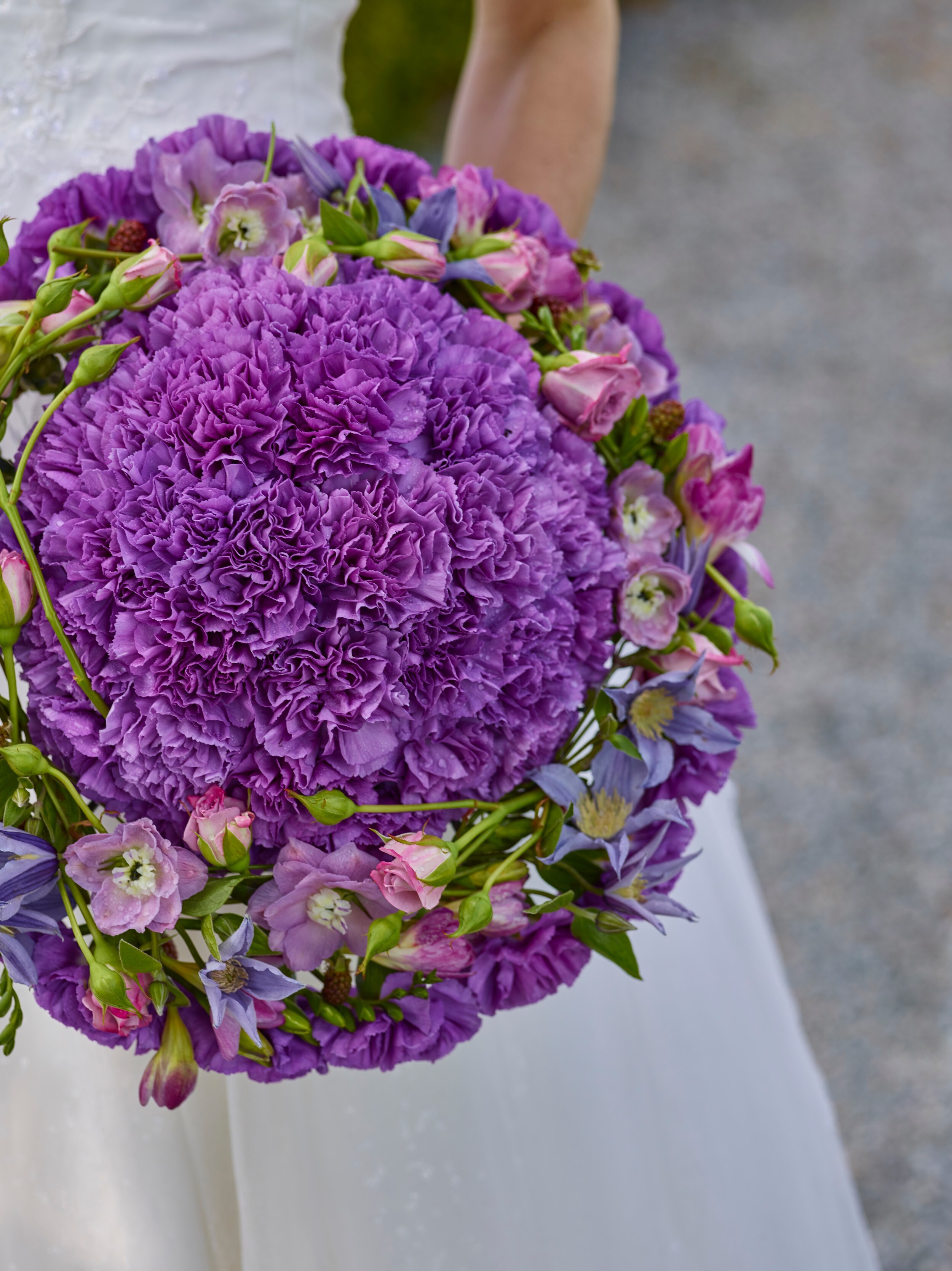 Interflora bruderbukett lilla rund klassisk