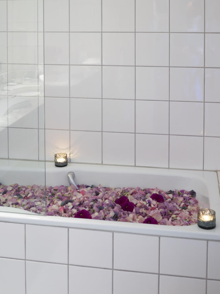 Roseblader i badekaret - Interflora