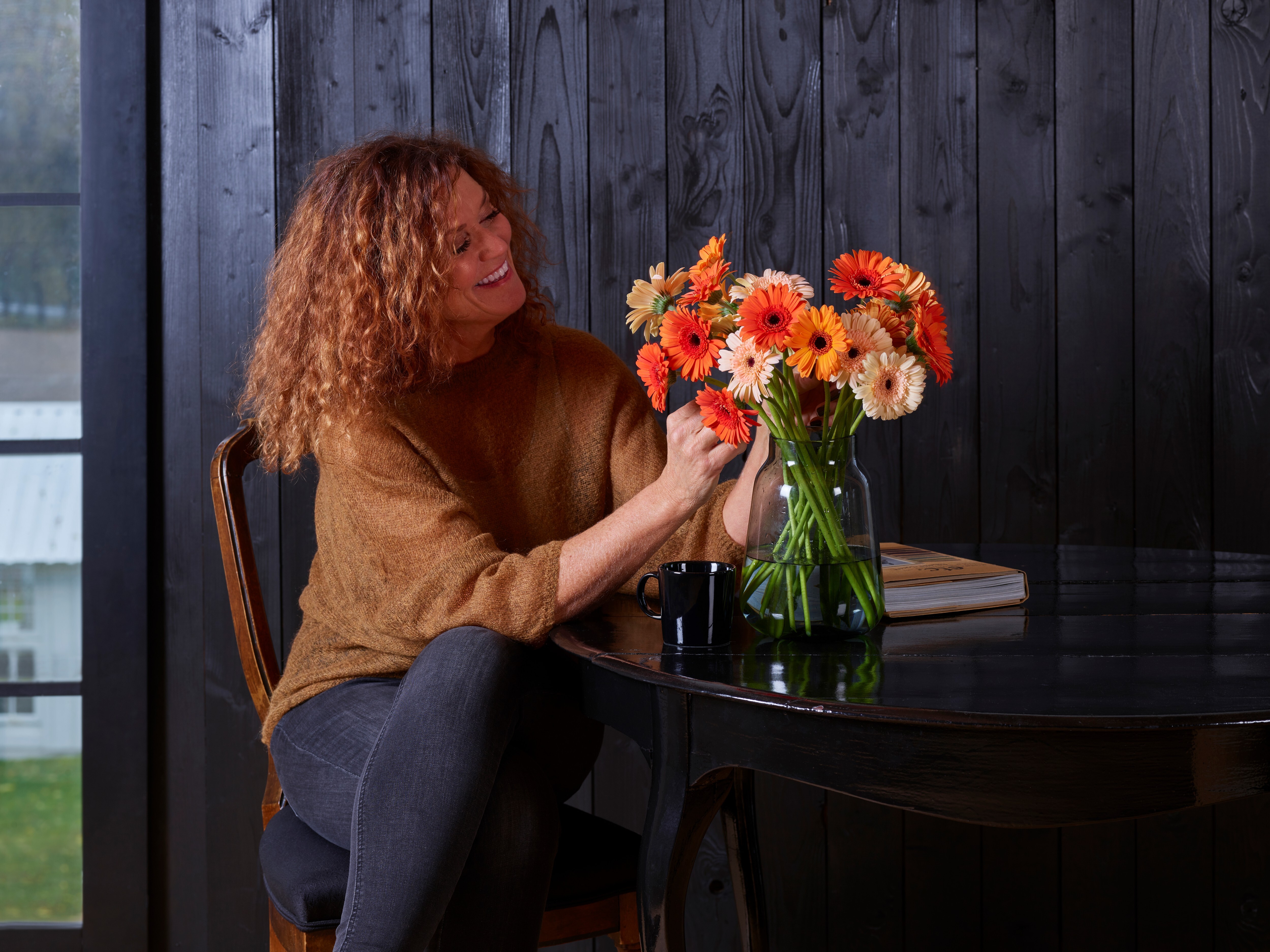 Germini og kvinne - bukett i vase