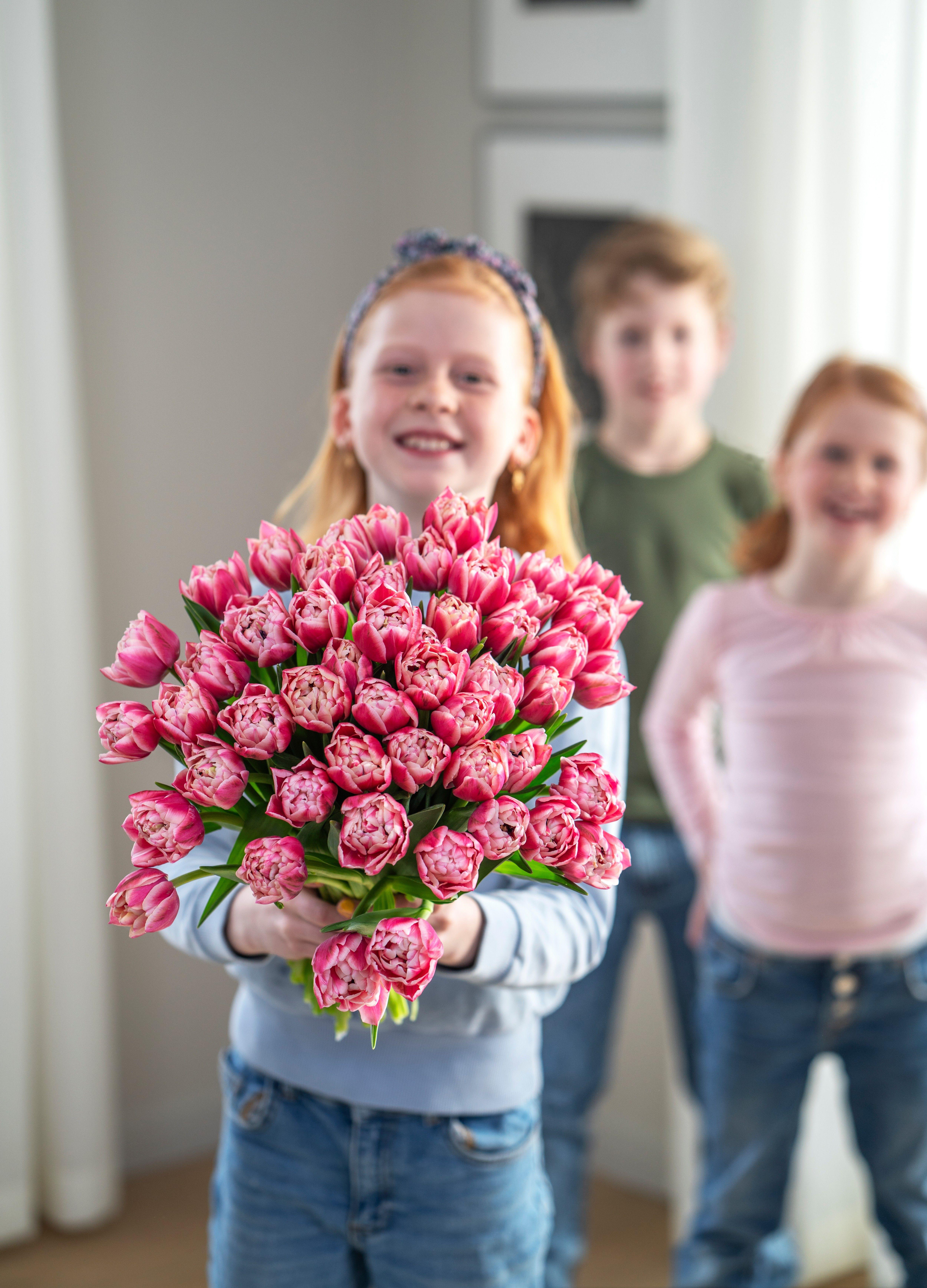 rosa tulipaner og jente
