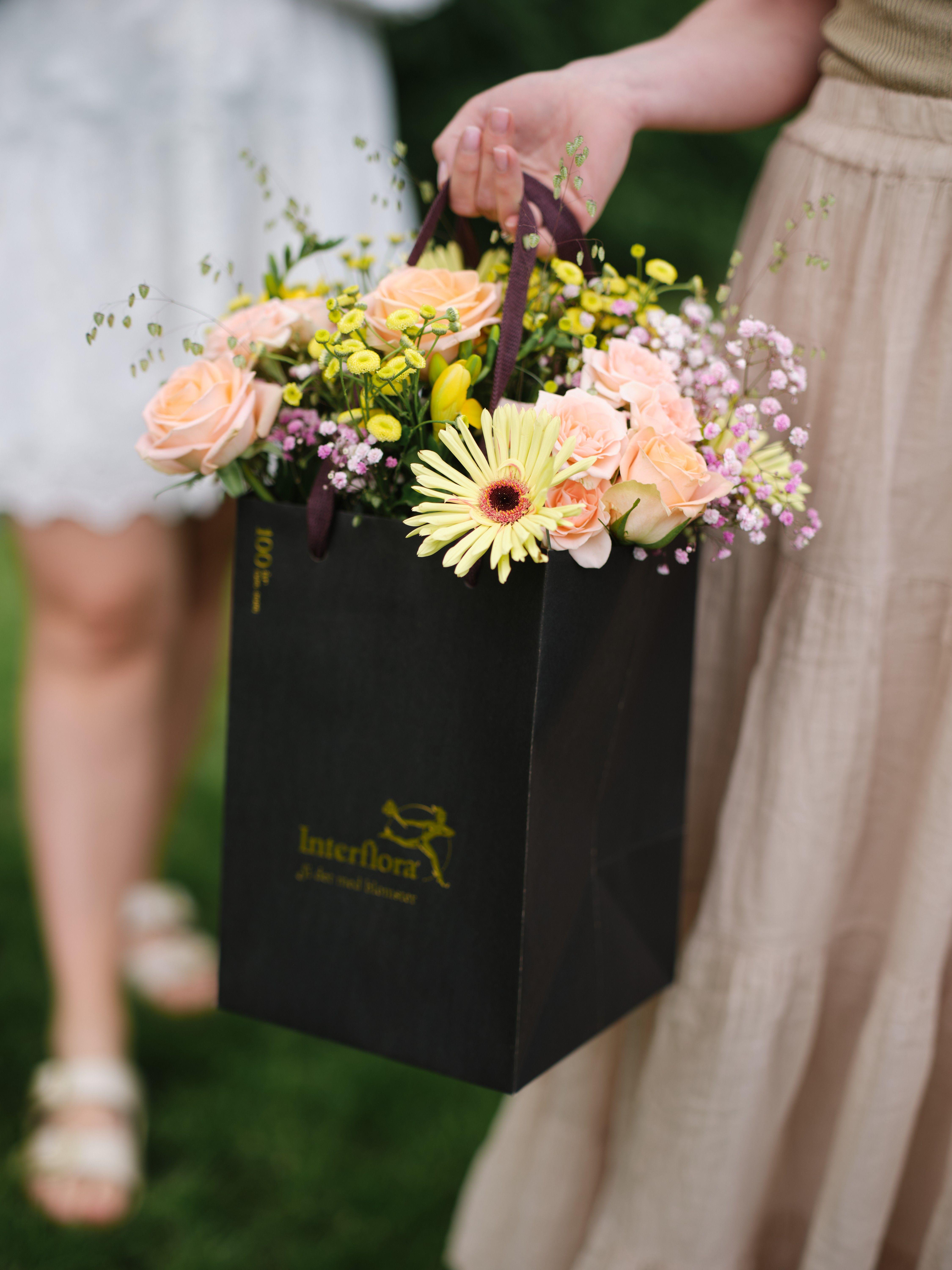 gavepose med sommerblomster