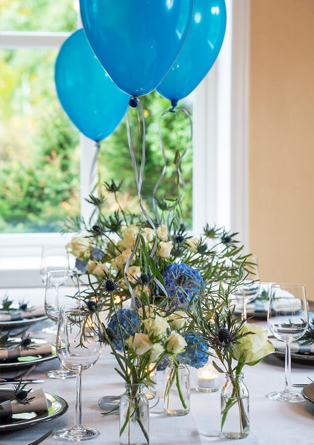 Interflora konfirmasjon bordpynt blå ballonger