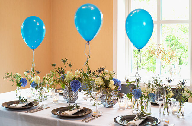 Interflora konfirmasjon bordpynt blå ballonger