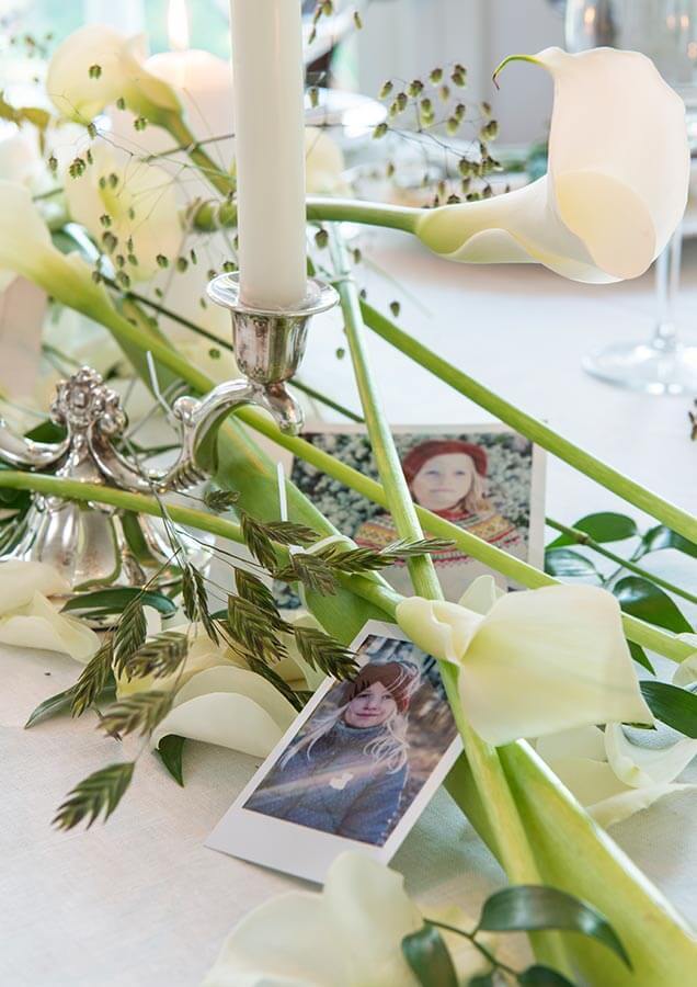 Interflora konfirmasjon bordpynt hvit med bilder