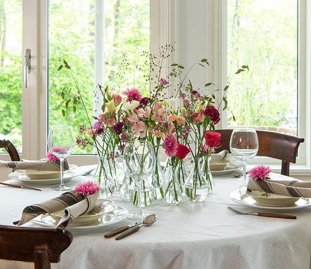 Interflora konfirmasjon bordpynt rosa rundt bord
