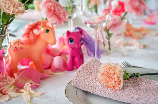 Interflora konfirmasjon bordpynt rosa leker
