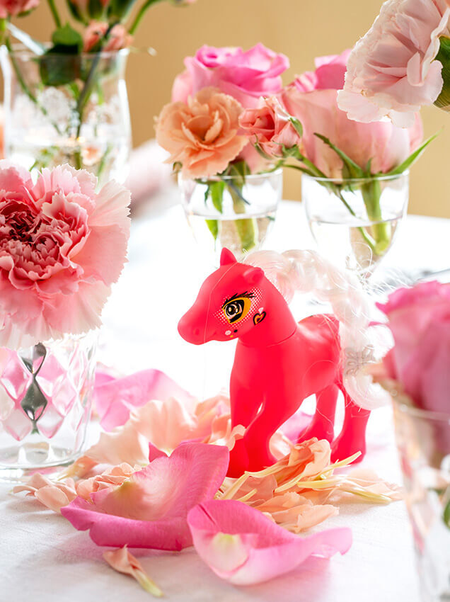 Interflora konfirmasjon bordpynt rosa leker