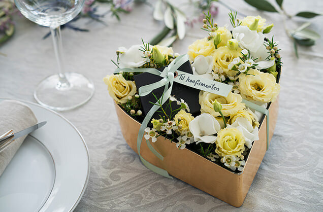 Interflora konfirmasjonsgave blomsterhjerte med smykkeeske oppi