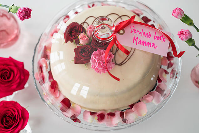Interflora morsdag kake med blomster