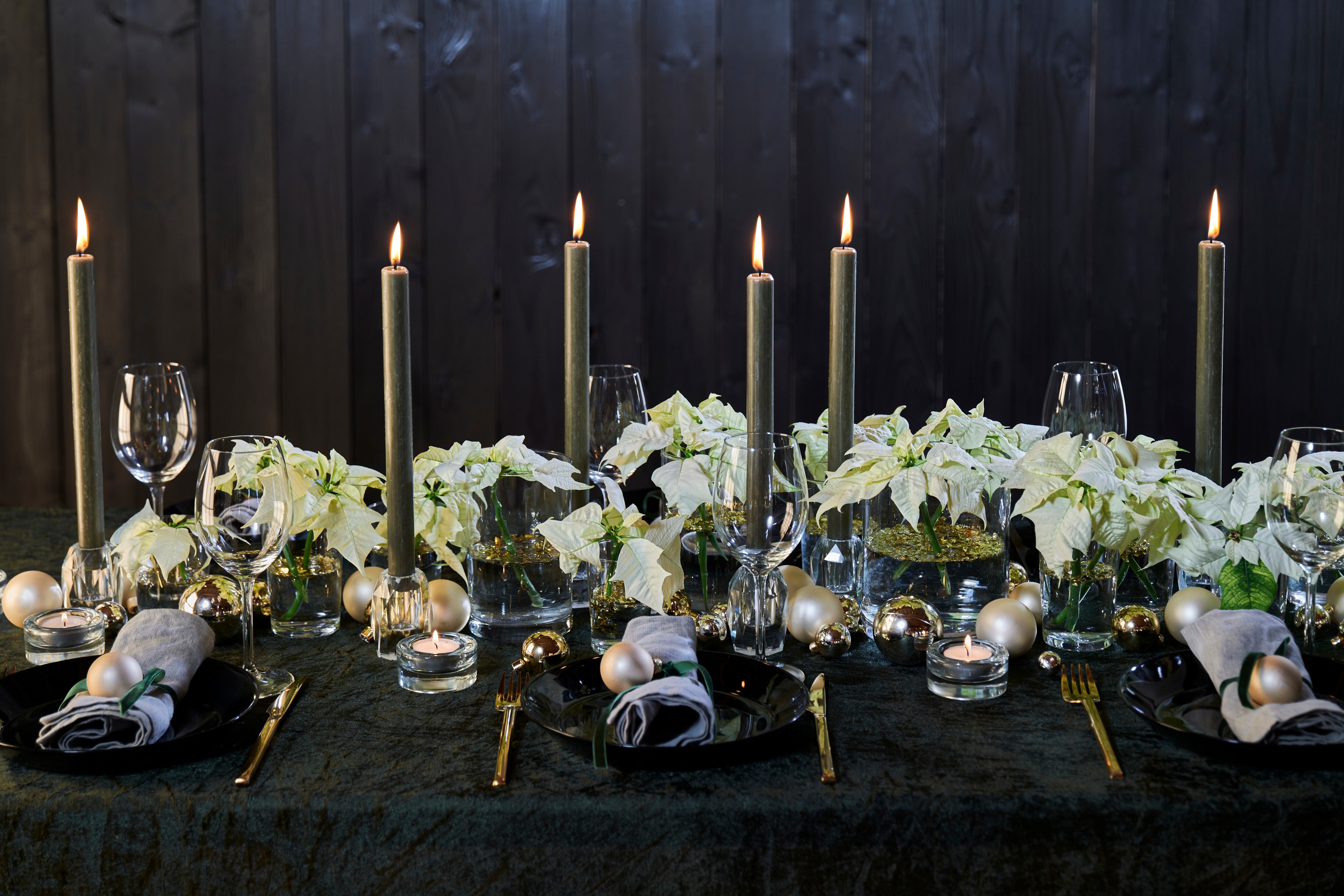 Interflora nyttårsblomster hvit julestjerne borddekorasjon