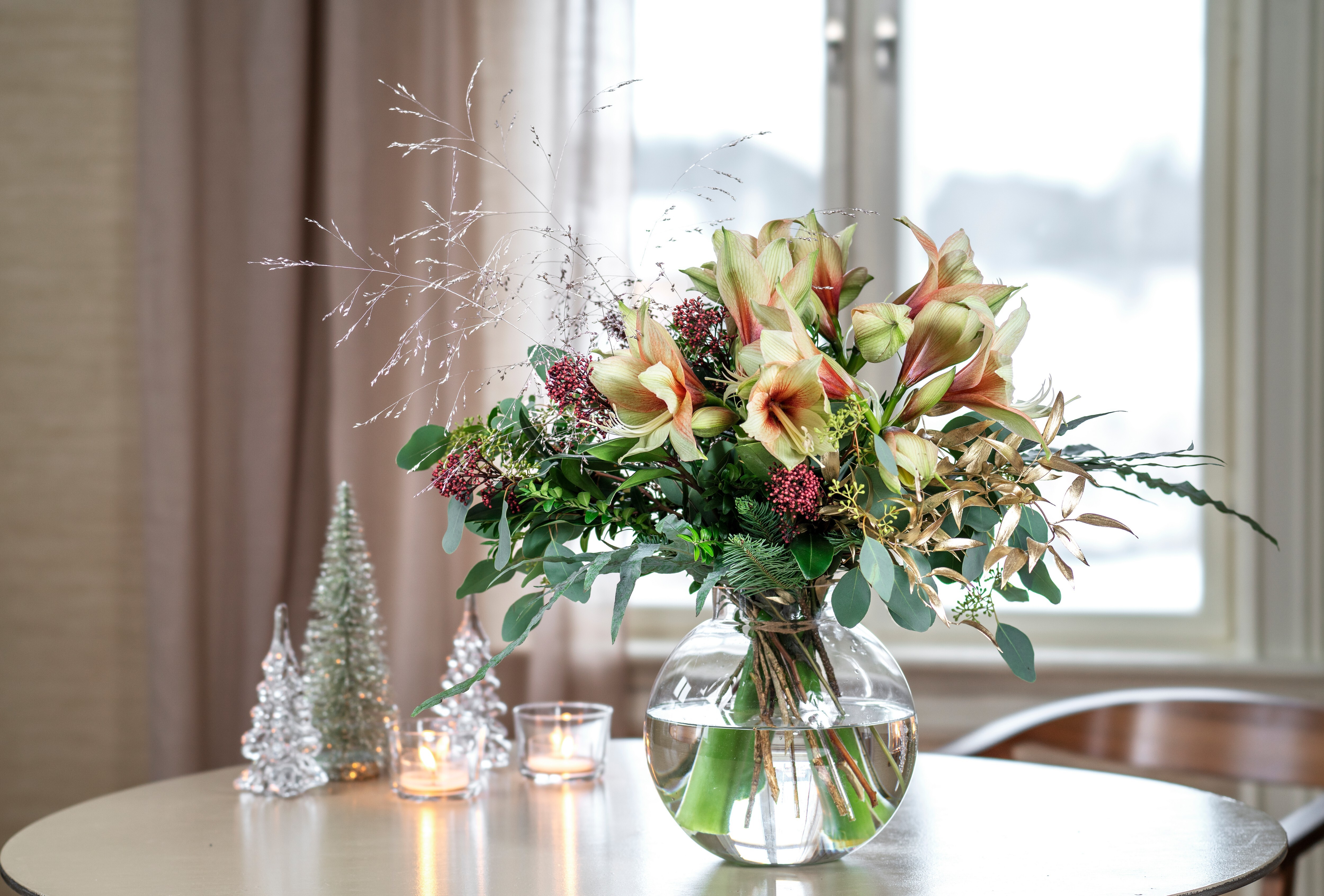 Interflora nyttårsblomster lyse liljer vase